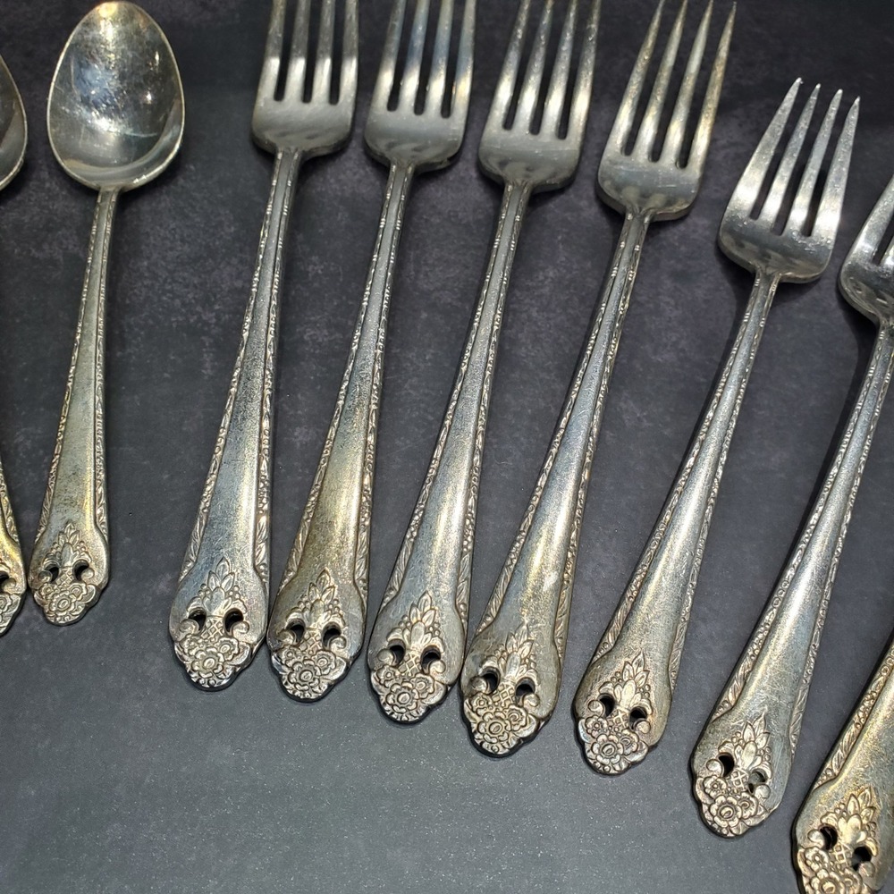 Holmes & Edwards Vintage Silverplate Spoons and Forks Set "Lovely Lady" Pattern - Picture 4 of 6
